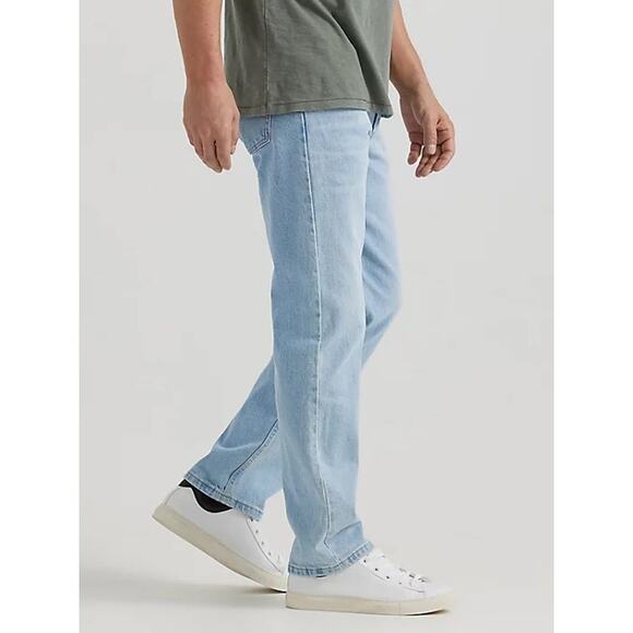 Wrangler Men’s 36x34 Relaxed Fit Straight Leg Jeans Light Wash Denim Cotton USA - Picture 4 of 12